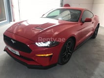 Rouge Ford Mustang en location à Abu-Dhabi