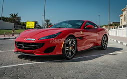 Rouge Ferrari Portofino Rosso en location à Abu-Dhabi