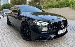 Schwarz 2019 Mercedes E300 with E63 bodyk zur Miete in Dubai