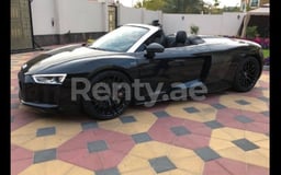 Черный Audi R8 Spider в аренду в Abu-Dhabi