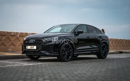 أسود Audi RSQ3 للإيجار في Abu-Dhabi