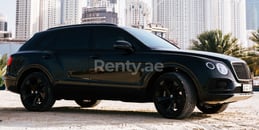 Negro Edition W-12 Bentley Bentayga en alquiler en Sharjah