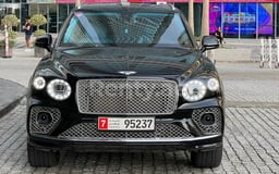 أسود Bentley Bentayga للإيجار في Sharjah