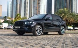 Schwarz Bentley Bentayga zur Miete in Abu-Dhabi