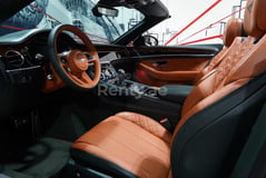 أسود Bentley Continental GTC للإيجار في Dubai