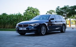 أسود BMW 5 Series للإيجار في Abu-Dhabi