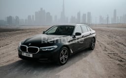 在Abu-Dhabi租赁黑色 BMW 5 Series