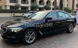 在Abu-Dhabi租赁黑色 BMW 5 Series 520