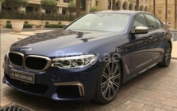 Negro BMW 5 Series M550 en alquiler en Dubai