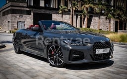 Gris Oscuro BMW 430i cabrio en alquiler en Sharjah