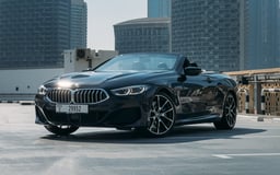 Schwarz BMW 840i cabrio zur Miete in Abu-Dhabi