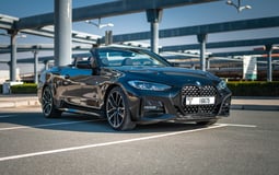 Schwarz BMW 430i cabrio zur Miete in Abu-Dhabi