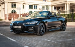 Schwarz BMW 430i cabrio zur Miete in Abu-Dhabi