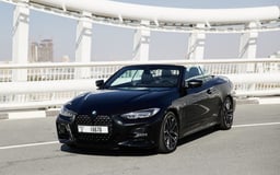 Schwarz BMW 430i cabrio zur Miete in Sharjah