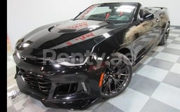 أسود Chevrolet Camaro convertible للإيجار في Abu-Dhabi