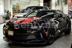 أسود Chevrolet Camaro للإيجار في Abu-Dhabi