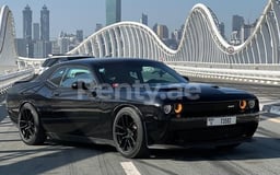 أسود Dodge Challenger V6 للإيجار في Abu-Dhabi