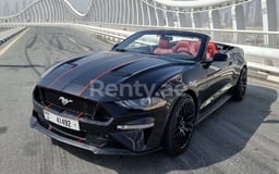 Schwarz Ford Mustang Eco Boost V4 cabrio zur Miete in Dubai