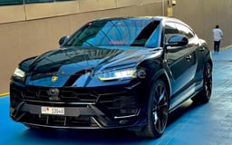 Schwarz Lamborghini Urus zur Miete in Dubai