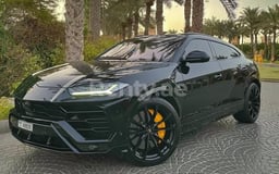 Noir Lamborghini Urus en location à Dubai