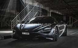 Nero McLaren 720 S in affitto a Abu-Dhabi