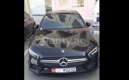 Schwarz Mercedes A35 zur Miete in Abu-Dhabi