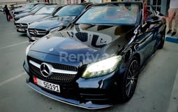 在Dubai租赁黑色 Mercedes C200 cabrio