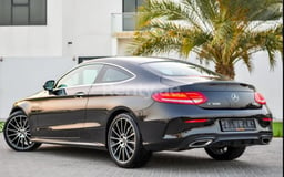 أسود Mercedes C Class للإيجار في Abu-Dhabi