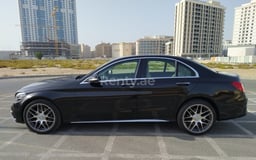 Schwarz Mercedes C300 Class zur Miete in Dubai