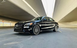 Negro Mercedes C300 Class en alquiler en Sharjah