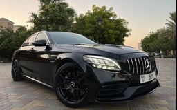 Schwarz Mercedes C300 with C63 Black Edition Bodykit zur Miete in Abu-Dhabi