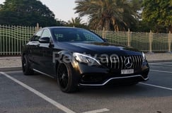 Черный Mercedes C63 AMG specs в аренду в Abu-Dhabi