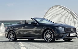 Schwarz Mercedes AMG E450 convertible zur Miete in Abu-Dhabi