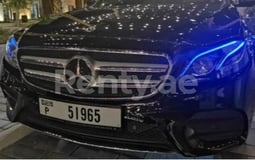 Schwarz Mercedes E Class zur Miete in Abu-Dhabi