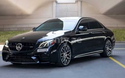 أسود Mercedes E Class للإيجار في Abu-Dhabi