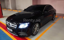 Schwarz Mercedes E300 Class zur Miete in Abu-Dhabi