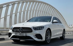 Weiß Mercedes E Class zur Miete in Sharjah