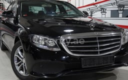 Schwarz Mercedes E 200 zur Miete in Dubai