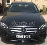 أسود Mercedes E Class للإيجار في Sharjah