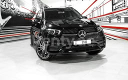 Черный Mercedes GLE 450 AMG в аренду в Dubai