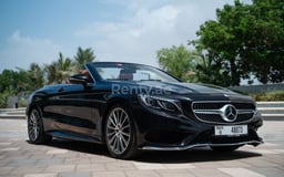 أسود Mercedes S 500 Cabrio للإيجار في Abu-Dhabi