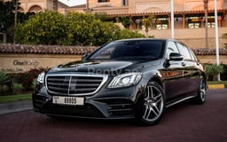 Черный Mercedes S 560 4matic в аренду в Abu-Dhabi