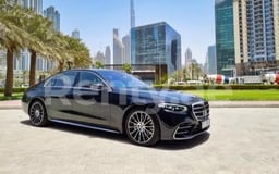 Schwarz Mercedes S500 zur Miete in Sharjah