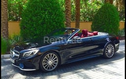 Noir Mercedes S500 Cabriolet en location à Sharjah