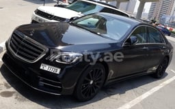 Negro Mercedes S Class en alquiler en Abu-Dhabi