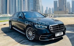 أسود Mercedes S Class للإيجار في Abu-Dhabi