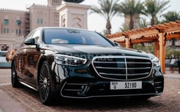 Черный Mercedes S500 Class в аренду в Abu-Dhabi