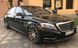 Negro Mercedes S550 en alquiler en Abu-Dhabi