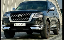 أسود Nissan Patrol Platinum للإيجار في Abu-Dhabi