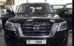 أسود Nissan Patrol  V6 Titanium للإيجار في Dubai